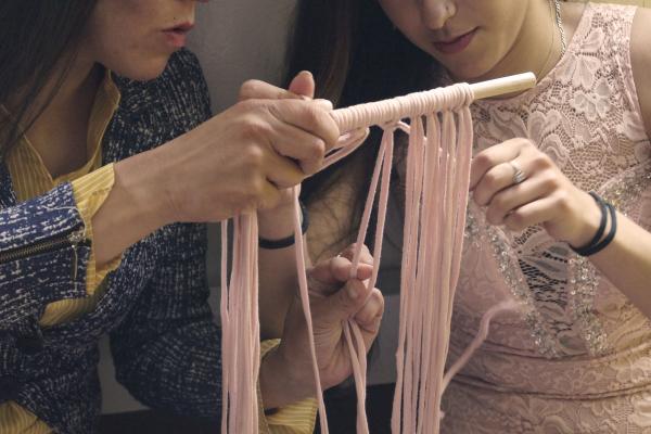Mujeres tejiendo