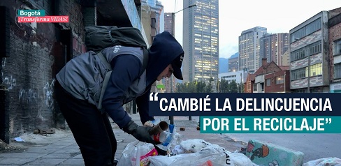 Mujer reciclando