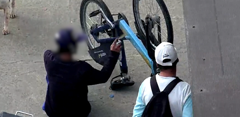 Hombre pintando bicicleta hurtada.