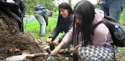 Mujeres realizando actividades pedagógicas para pagar comparendos