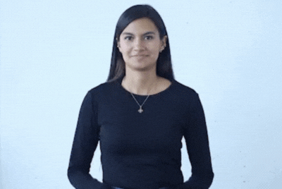 Mujer haciendo seña de objetivos estrategicos