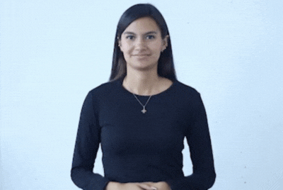 Mujer haciendo seña de trámite