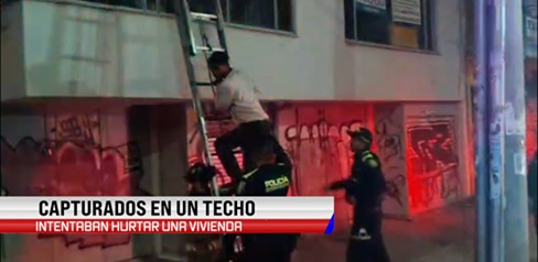 Sobre un techo, así fueron capturados en flagrancia dos delincuentes que querían robar una vivienda en Barrios Unidos