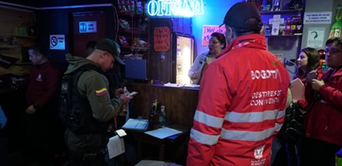 Sale de circulación más licor adulterado en una nueva megatoma en Rafael Uribe