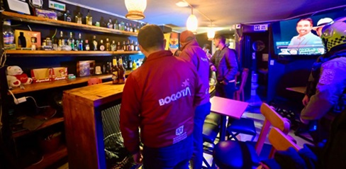 Al descubierto decenas de cervezas vencidas desde 2024 que estaban siendo comercializadas a clientes en bares de Fontibón