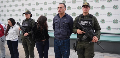 Cayeron ‘Los Pepos’, desde la cárcel creaban falsos perfiles en redes sociales y cuentas bancarias para extorsionar  Este grupo delincuencial llegó a recaudar por esta modalidad delictiva hasta 1.000 millones de pesos.   Bogotá sigue de frente contra el crimen y la extorsión. En las últimas horas el Grupo de Acción Unificada para la Libertad Personal (GAULA) en coordinación con la Fiscalía General de la Nación, lograron materializar mediante orden judicial la captura de dos hombres y tres mujeres por los de