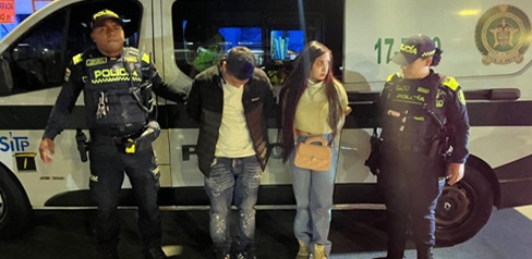 Pareja capturada tras robar a pasajera en Transmilenio: el hombre había salido de la cárcel y la mujer tenía orden de captura