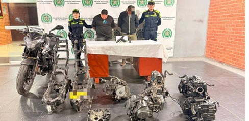 Allanamiento en ‘desguazadero’ de motos en Patio Bonito deja dos capturados y varias autopartes recuperadas