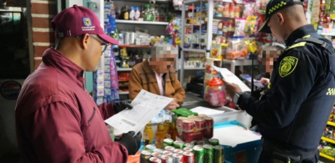 Incautados licor adulterado y cervezas vencidas en megatomas en Kennedy y San Cristóbal