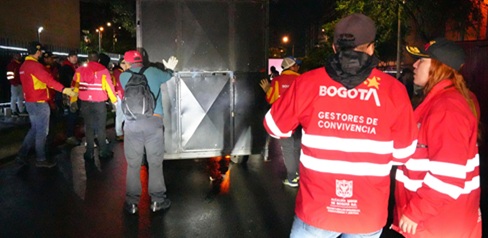 Recuperadas dos cuadras completas al retirar remolques de ventas de comida que invadían el espacio público en Tabakú, Kennedy