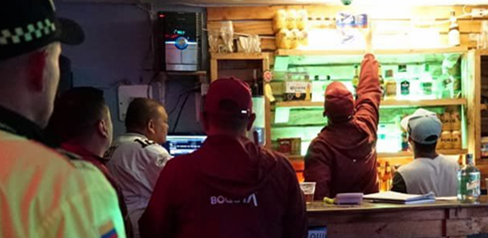 Policía haciendo allanamiento en un bar