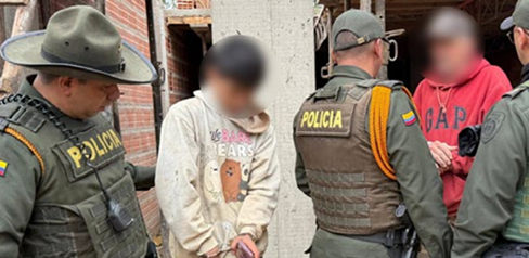 Hombres capturados por tres policías