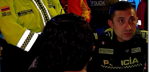 Menor de edad hablando con un policía en un bar en el que fué encontrada