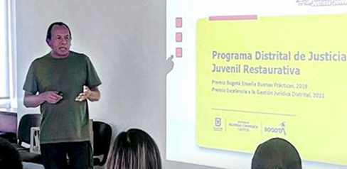 Hombre dictando una conferencia