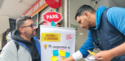 Hombres hablando en la calle