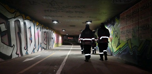 Dos hombres caminando