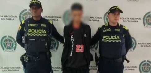 Un hombre capturado junto a dos policías 