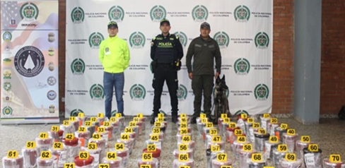 Tres hombres de la policía con 282 kilos de cocaína