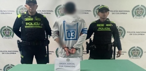 Un hombre capturado junto a dos policías 
