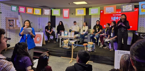 Varias personas reunidas en una conferencia
