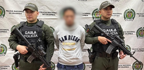 Un hombre capturado junto a dos policías 