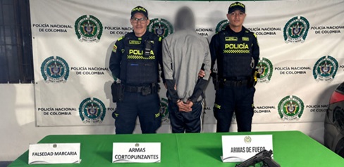 Un hombre capturado junto a dos policías 