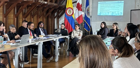Hombres y mujeres sentados en una reunión