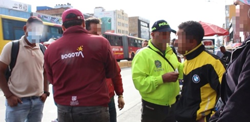 Hombres capturados en vía pública junto a dos policías