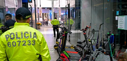 Varios policías en un establecimiento de patinetas