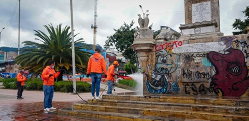 Hombres limpiando espacio público