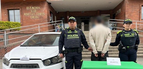 Hombre capturado junto a dos policías y un carro
