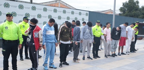 Varios hombres capturados junto a varios policías