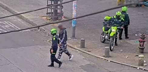 Varios policías capturando a un hombre