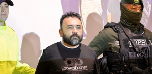 Un hombre capturado junto a un policía y hombre del Goes