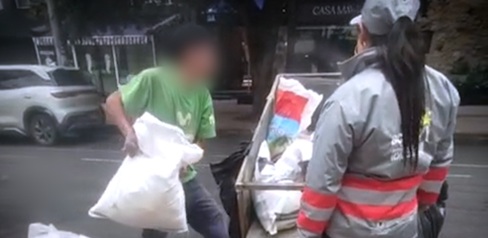 Gestor del Orden junto a un carretero