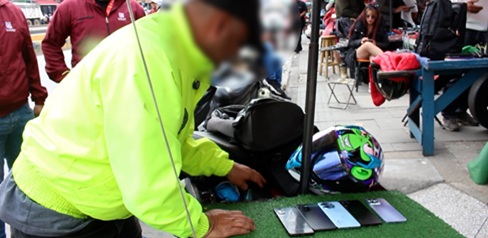 Policía en la calle con celulares incautados