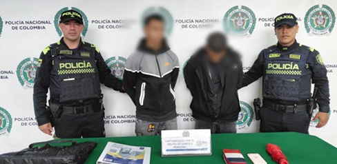 Tras una persecución en San Cristóbal fueron capturados dos delincuentes en flagrancia luego de hurtar a una mujer