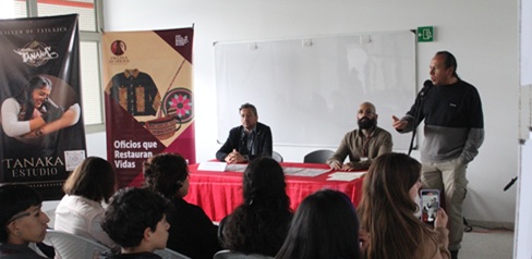 Varias personas recibiendo una charla