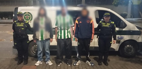Tres hombres capturados junto a dos policías