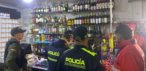 Policías dentro de un establecimiento de comercio