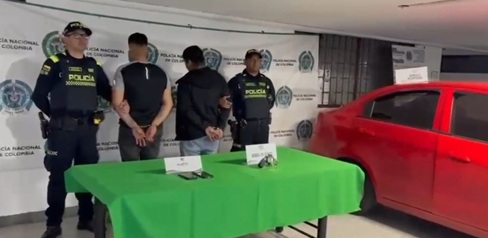 Dos hombres capturados junto a dos policías