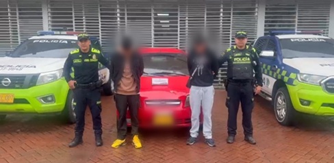Dos hombres capturados junto a dos policías y un carro