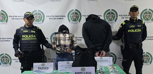 Dos hombres capturados junto a dos policías