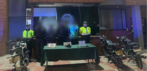 Cuatro hombres capturados junto a dos policías