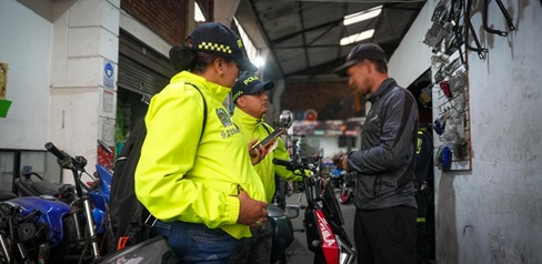 Un hombre junto a dos policías
