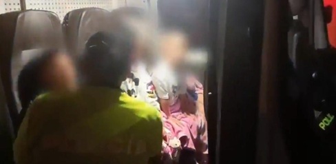 Una policía con tres menores de edad
