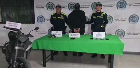 Hombre capturado junto a dos policías