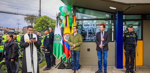 Secretario de seguridad, alcalde de Bogotá, general de la policía y un cura frente a un comando de atención inmediata
