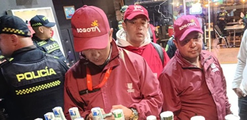 Varios hombre y policía dentro de un establecimiento comercial