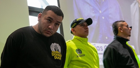 Dos hombres capturados junto a dos policías